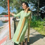 sathya sai krishnan Instagram - pacha kili😬 #pandianstores #vijaytv #vijaytelevision #hotstar #Arasi #ps2 #actress #shoot #shooting #life #lovelife #temple Chennai, India
