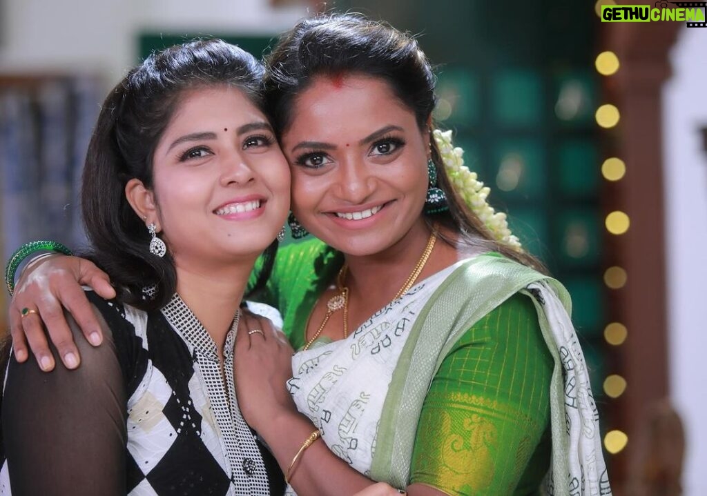 sathya sai krishnan Instagram - Kuzhali🪈Arasi👸 ❤️❤️ pic 📷 @pk_pphotographer #arasi👸 #akka #akkathangachi #akkathangachipaasam #love #happy #family #jointfamily #pandianstores #vijaytelevision #enjoy #shoot #picoftheday Chennai, India