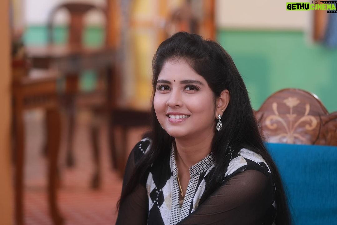 sathya sai krishnan Instagram - 🍂Be a better u 👸for u❤️ not for somebody🍀 📷 @pk_pphotographer #arasi👸 #pandianstores #vijaytelevision #likes #black #salwar #chudi #kurta #casual #serial #shooting #shootingphoto #shootmode #life #behindthescenes #behindthechair #smile #laugh #beauty #makeup #glow