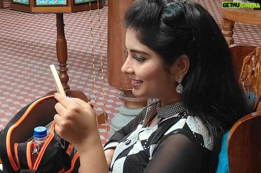 sathya sai krishnan Instagram - 🍂Be a better u 👸for u❤️ not for somebody🍀 📷 @pk_pphotographer #arasi👸 #pandianstores #vijaytelevision #likes #black #salwar #chudi #kurta #casual #serial #shooting #shootingphoto #shootmode #life #behindthescenes #behindthechair #smile #laugh #beauty #makeup #glow