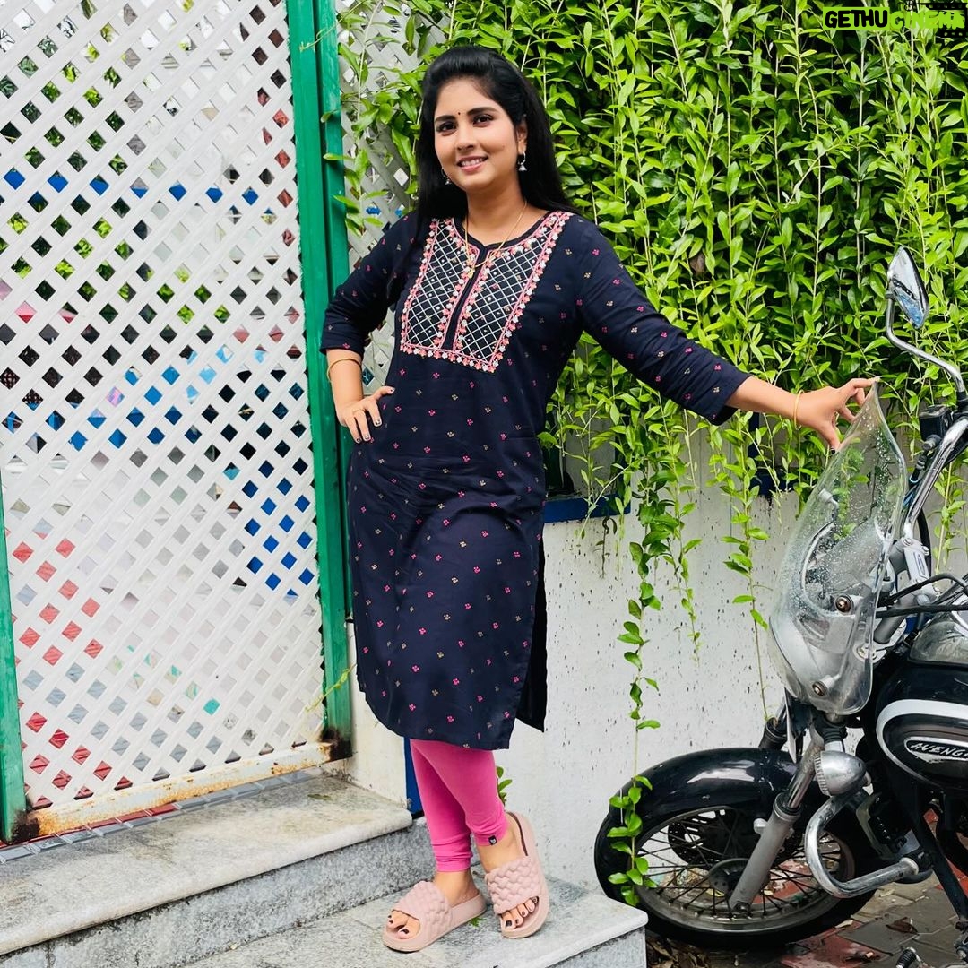 sathya sai krishnan Instagram - Blue🧿 👸Arasi 👗 @yazhini.boutique Latest collection of all reliance trends brand Kurtis leggings duppatas Palazzos and all bottoms wears at affordable prices For orders and bookings Watsapp 9003039621 #pandianstores #vijaytelevision #arasi👸 #blue #pic #likes #trending Chennai, India