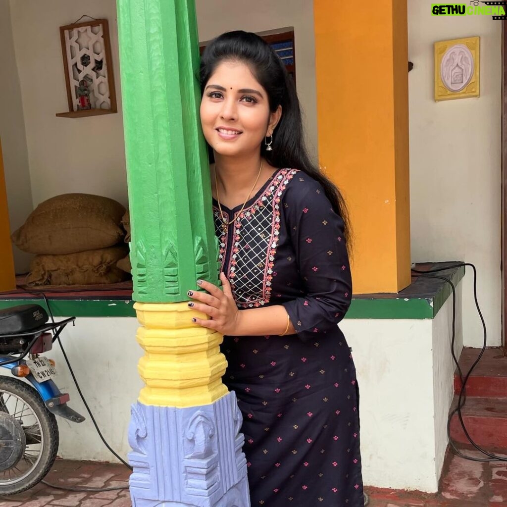 sathya sai krishnan Instagram - Blue🧿 👸Arasi 👗 @yazhini.boutique Latest collection of all reliance trends brand Kurtis leggings duppatas Palazzos and all bottoms wears at affordable prices For orders and bookings Watsapp 9003039621 #pandianstores #vijaytelevision #arasi👸 #blue #pic #likes #trending Chennai, India