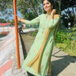 sathya sai krishnan Instagram - pacha kili😬 #pandianstores #vijaytv #vijaytelevision #hotstar #Arasi #ps2 #actress #shoot #shooting #life #lovelife #temple Chennai, India