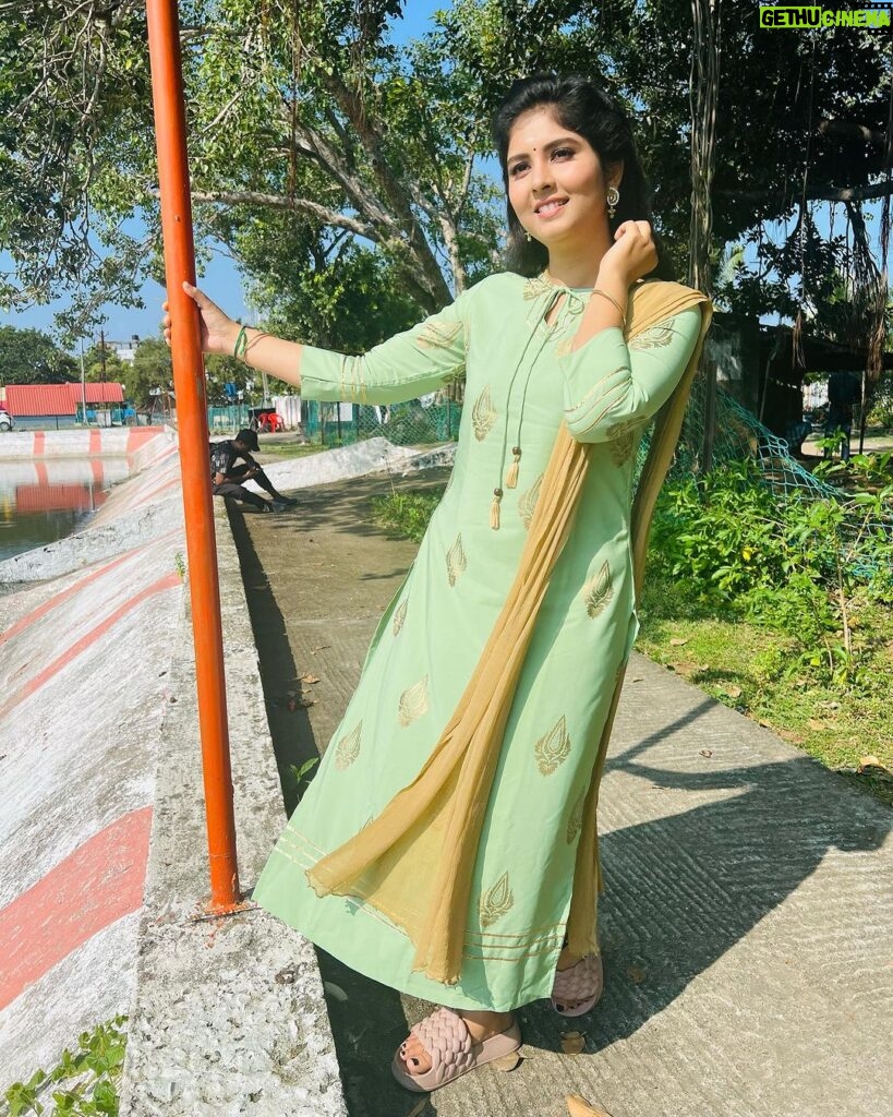 sathya sai krishnan Instagram - pacha kili😬 #pandianstores #vijaytv #vijaytelevision #hotstar #Arasi #ps2 #actress #shoot #shooting #life #lovelife #temple Chennai, India
