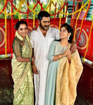 sathya sai krishnan Instagram - Appa🧿 anaa anna😬

@stalinmuthu27 
@haasiniofficial akka

#appa #pandianstores #Arasi #kuzhali #pandian #vijaytelevision #vijaytv #hotstar #pic #family #picoftheday #likesforlike