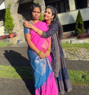 sathya sai krishnan Instagram - ❤️தாய்க்கு நிகர் எதுவுமில்லை💯

#pandianstores #vijaytelevision #arasi #train #trainjourney #kodaikanal #kodai #shoot #bts #enjoy #chillvibes #climate #nature #hills #amma #momlife #ammalove #mom #thaaikelavi #ammalove #ammasongs