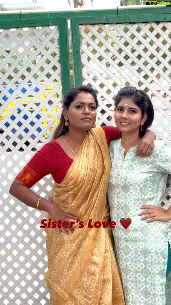 sathya sai krishnan Instagram - Sister’s Love from the sets of Pandian stores 2 Kuzhali & Arasi ♥ #pandianstores #pandianstoresserial #vijaytelevision #haasini #sathya #kizhali #arasi #instagram #trending #instareels #instavideo