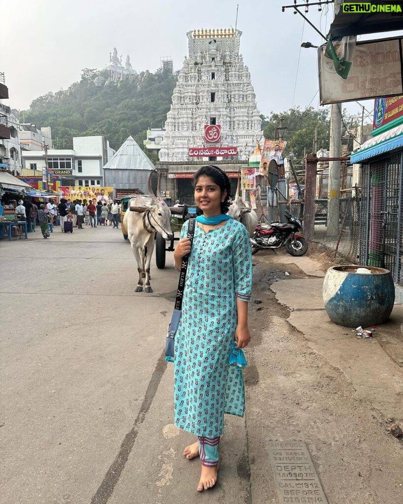 sathya sai krishnan Instagram - om nama shivaya🧿 #temple #family #timewithfamily #bhakthi #insta #trending #viralreels #viral #reelitfeelit #instadaily Kalahasthi