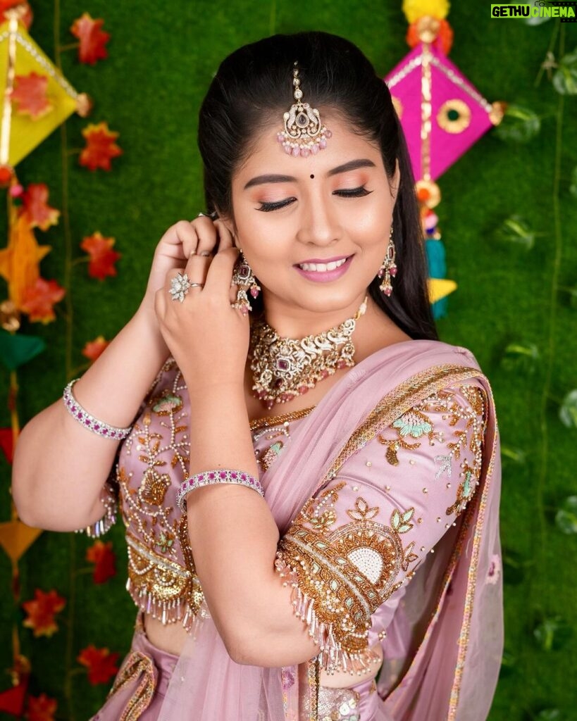 sathya sai krishnan Instagram - Makeup & Hair @artistry_by_lakshmipriya Shot by @lookandluxe Jewellery @jewellerypatches #photoshoot #makeuplook #traditional #simplemakeup #insta #instadaily #instalike Chennai, India