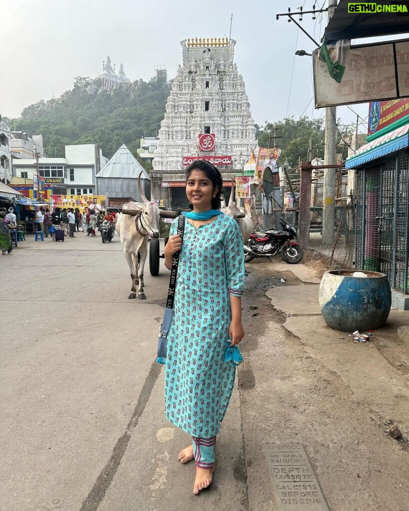 sathya sai krishnan Instagram - om nama shivaya🧿 #temple #family #timewithfamily #bhakthi #insta #trending #viralreels #viral #reelitfeelit #instadaily Kalahasthi