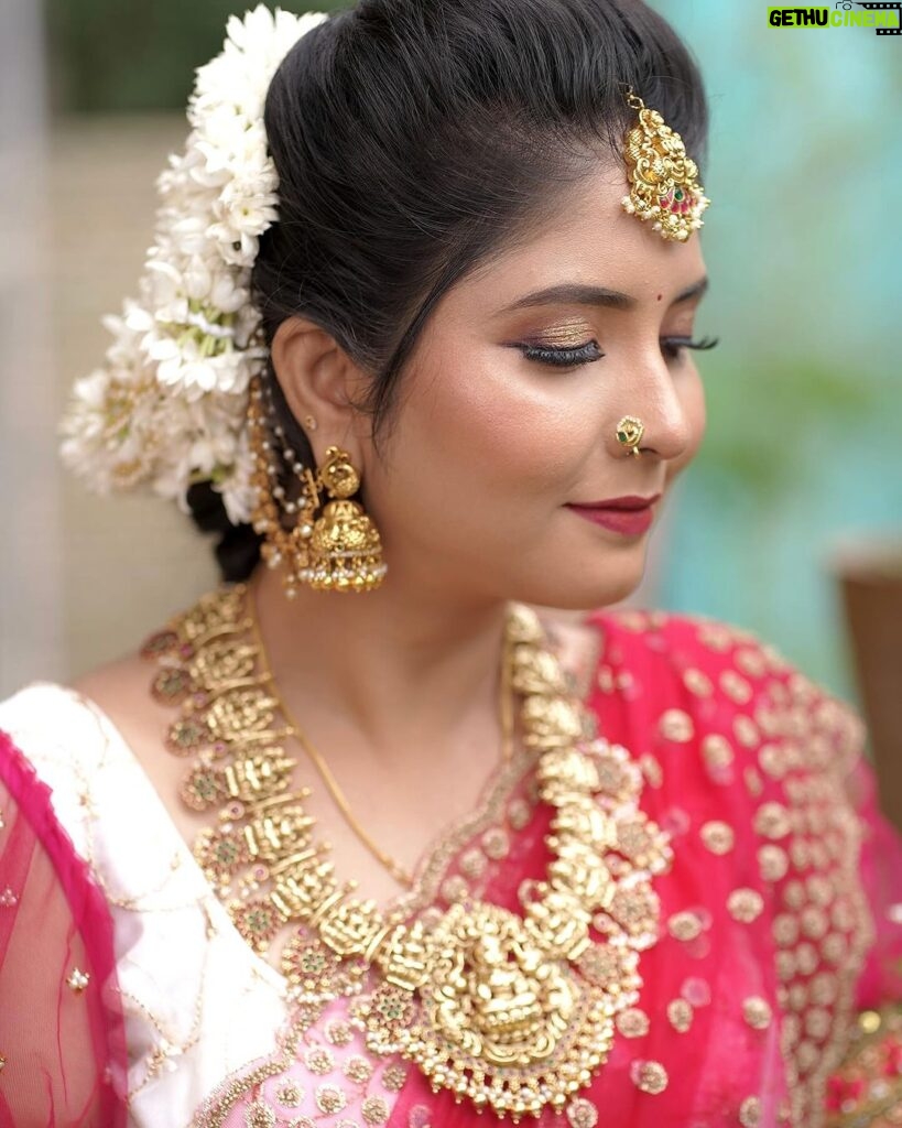 sathya sai krishnan Instagram - Makeup @radha_makeup_artist dress & jewellery @sri_embroideries photography @arunsam.photography #makeup #traditional #celebrity #transformation #bride #cute #réel #reelitfeelit #insta #instadaily #instalike #trendingreels #viralreels #vijaytelevisionserials #pandianstores #arasi Chennai, India