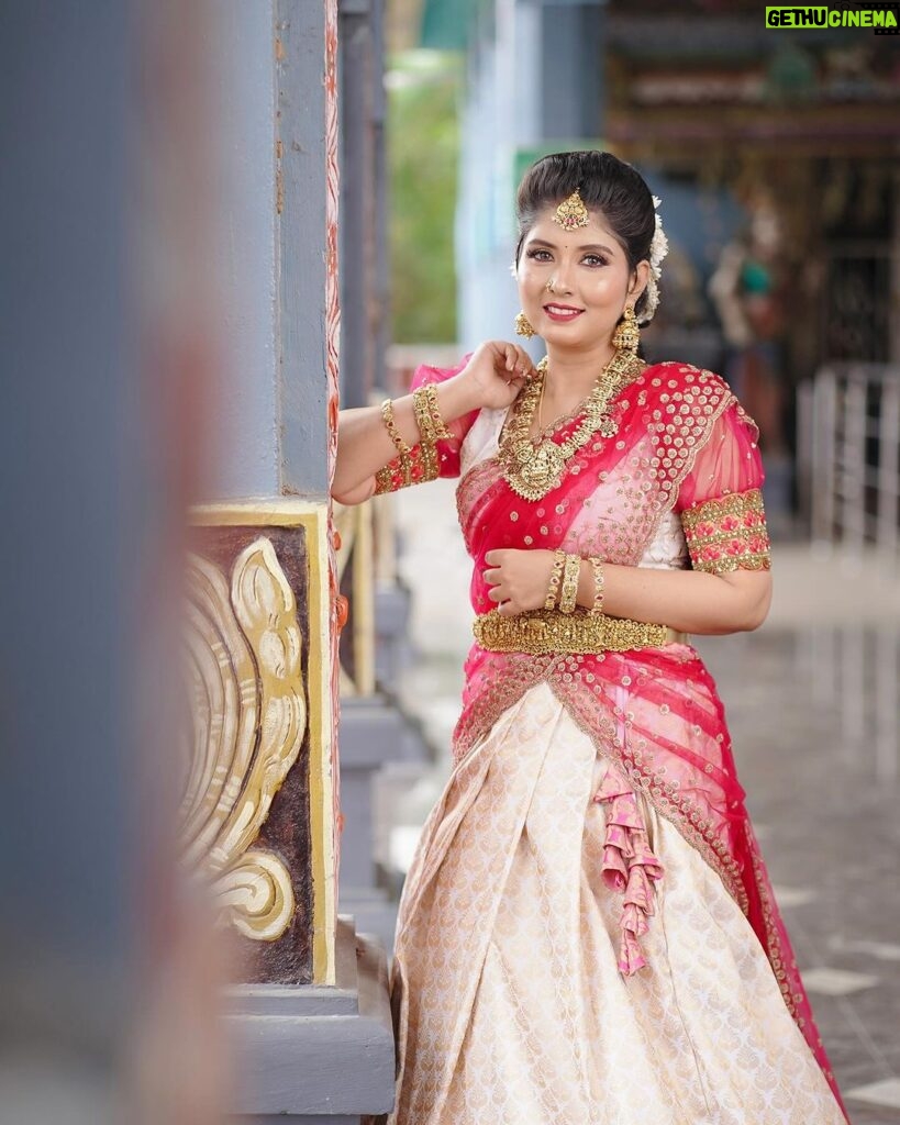 sathya sai krishnan Instagram - Makeup @radha_makeup_artist dress & jewellery @sri_embroideries photography @arunsam.photography #makeup #traditional #celebrity #transformation #bride #cute #réel #reelitfeelit #insta #instadaily #instalike #trendingreels #viralreels #vijaytelevisionserials #pandianstores #arasi Chennai, India