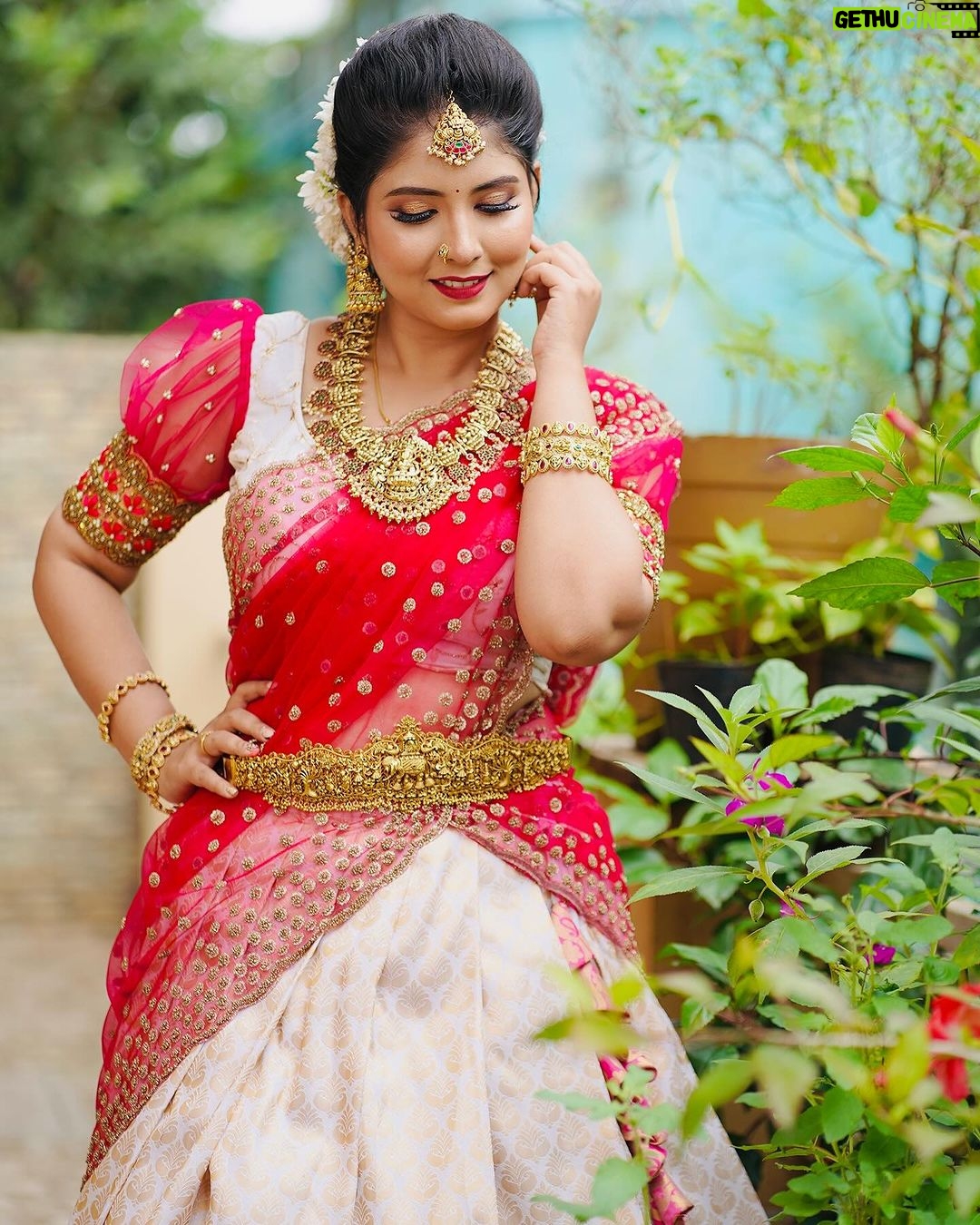 sathya sai krishnan Instagram - Makeup @radha_makeup_artist dress & jewellery @sri_embroideries photography @arunsam.photography #makeup #traditional #celebrity #transformation #bride #cute #réel #reelitfeelit #insta #instadaily #instalike #trendingreels #viralreels #vijaytelevisionserials #pandianstores #arasi Chennai, India
