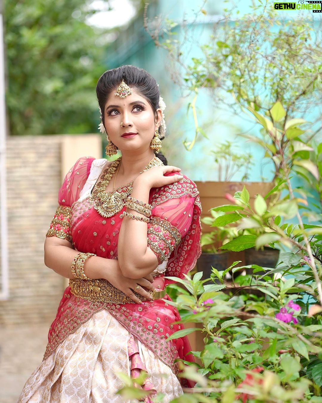 sathya sai krishnan Instagram - Makeup @radha_makeup_artist dress & jewellery @sri_embroideries photography @arunsam.photography #makeup #traditional #celebrity #transformation #bride #cute #réel #reelitfeelit #insta #instadaily #instalike #trendingreels #viralreels #vijaytelevisionserials #pandianstores #arasi