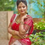 sathya sai krishnan Instagram - Makeup @radha_makeup_artist dress & jewellery @sri_embroideries photography @arunsam.photography #makeup #traditional #celebrity #transformation #bride #cute #réel #reelitfeelit #insta #instadaily #instalike #trendingreels #viralreels #vijaytelevisionserials #pandianstores #arasi