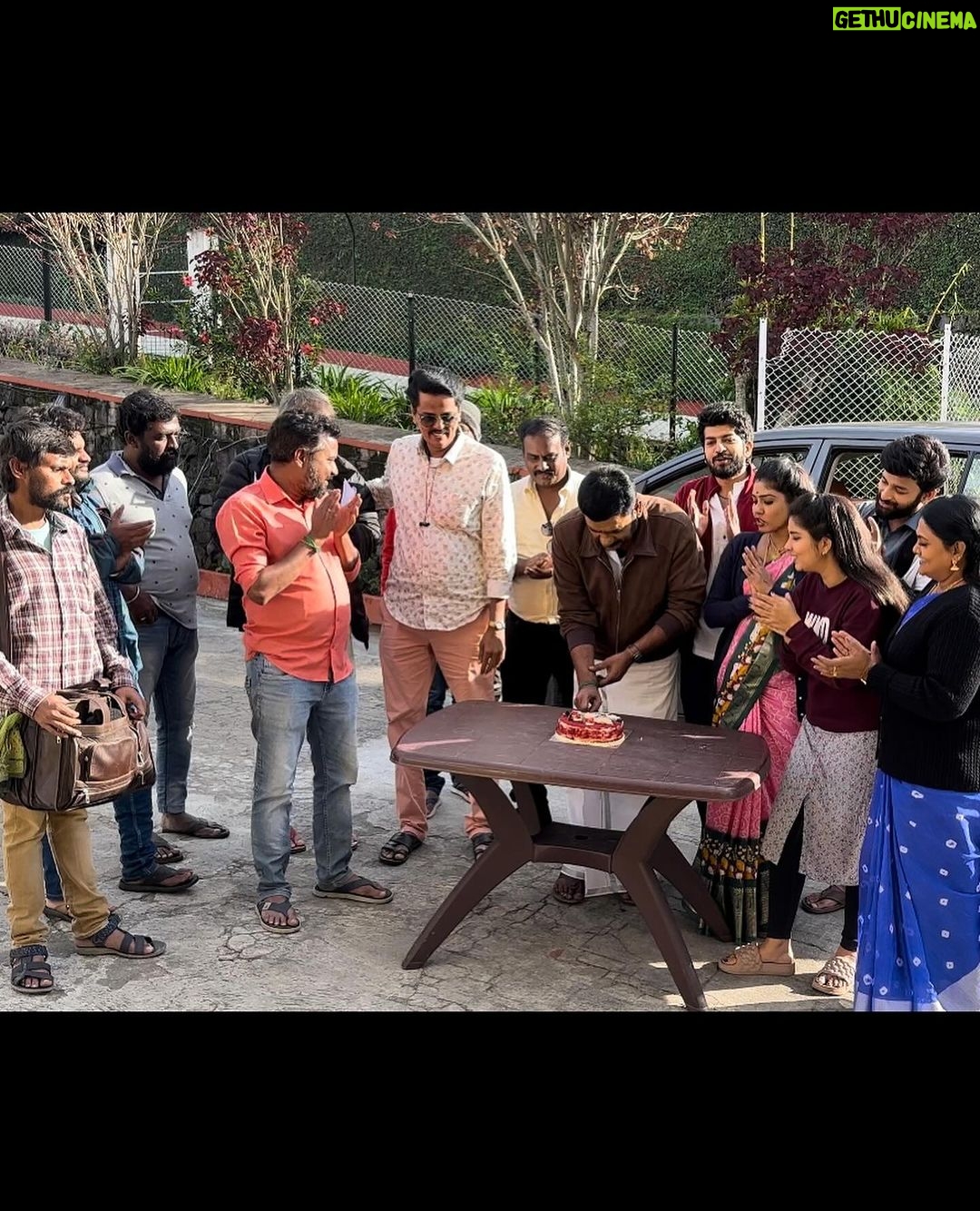 sathya sai krishnan Instagram - ☃️kodai kulirin uchakattathil pirandhanaal kondadiya en appa pandian avargaluku pirandhanaal vazhthukkal🎂🍩🙏 happy birthday to u anne @stalinmuthu27 #pandianstores #ps2 #vijaytelevision #birthdaycelebration #enjoy #happybirthday #happy #team #behindthecamera #kodai #kodaidairies #happyteam #venus #enjoyment #family #love #shootlove Kodaikkanal