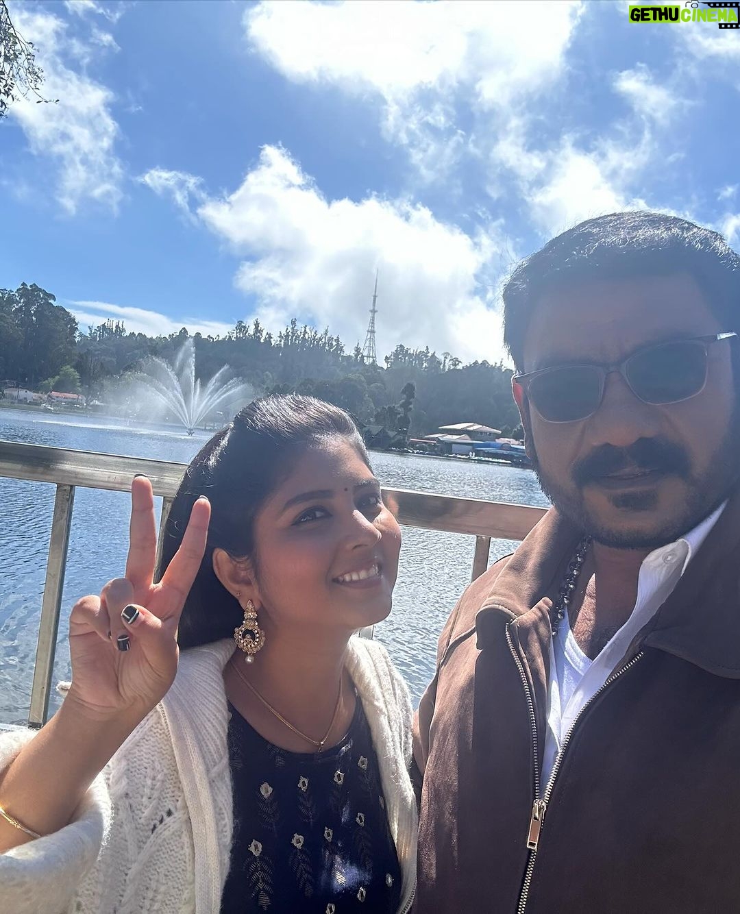 sathya sai krishnan Instagram - ☃️kodai kulirin uchakattathil pirandhanaal kondadiya en appa pandian avargaluku pirandhanaal vazhthukkal🎂🍩🙏 happy birthday to u anne @stalinmuthu27 #pandianstores #ps2 #vijaytelevision #birthdaycelebration #enjoy #happybirthday #happy #team #behindthecamera #kodai #kodaidairies #happyteam #venus #enjoyment #family #love #shootlove Kodaikkanal