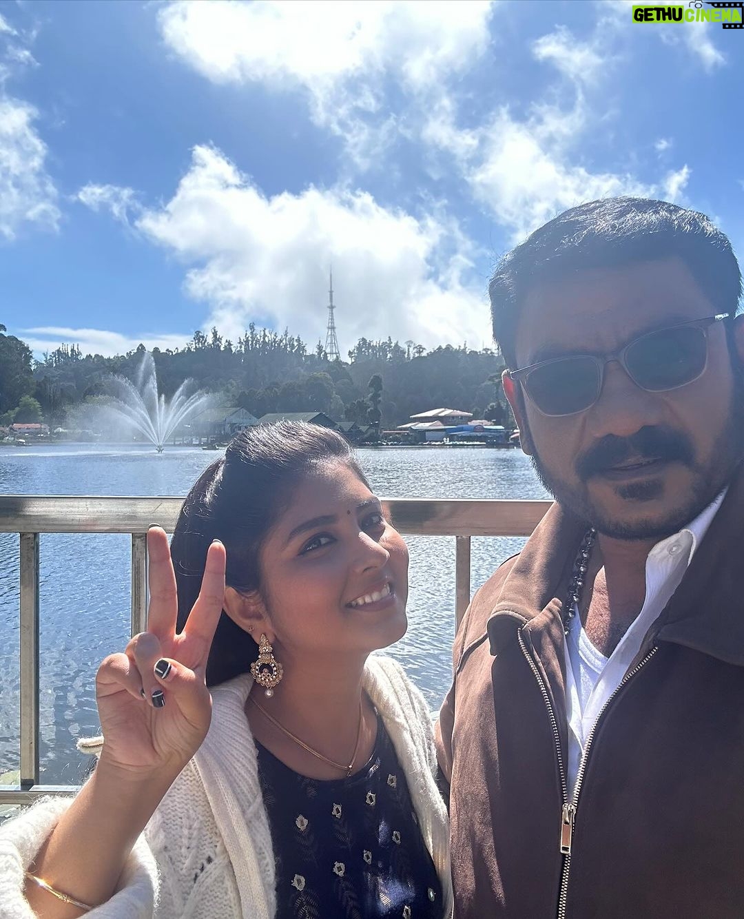 sathya sai krishnan Instagram - ☃️kodai kulirin uchakattathil pirandhanaal kondadiya en appa pandian avargaluku pirandhanaal vazhthukkal🎂🍩🙏 happy birthday to u anne @stalinmuthu27 #pandianstores #ps2 #vijaytelevision #birthdaycelebration #enjoy #happybirthday #happy #team #behindthecamera #kodai #kodaidairies #happyteam #venus #enjoyment #family #love #shootlove Kodaikkanal