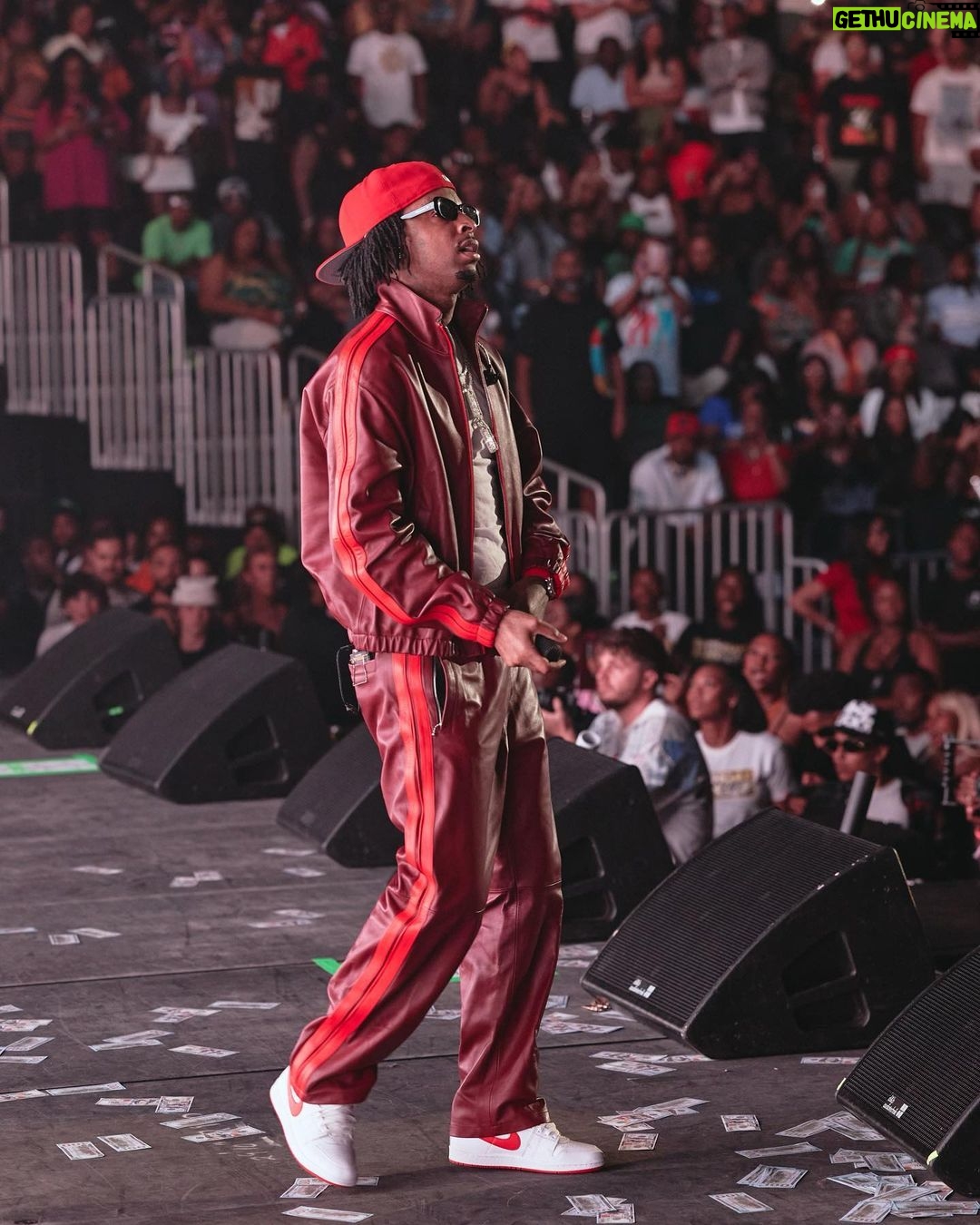 21 Savage - 1.6 Million Likes - birthday bash hasn’t felt like that in a while…thank you to everybody who came out for me 🖤🖤🖤