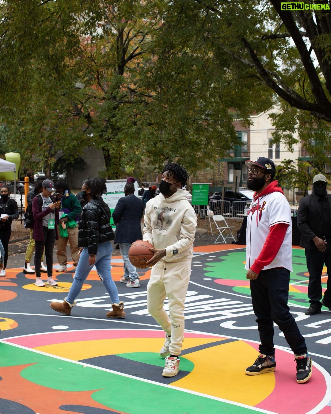 21 Savage Instagram - Takin it back to where it needs to be. ATL we outside 🏀🏀🏀🏀🏀 #BankAccountAtHome #ad @chime Old Fourth Ward