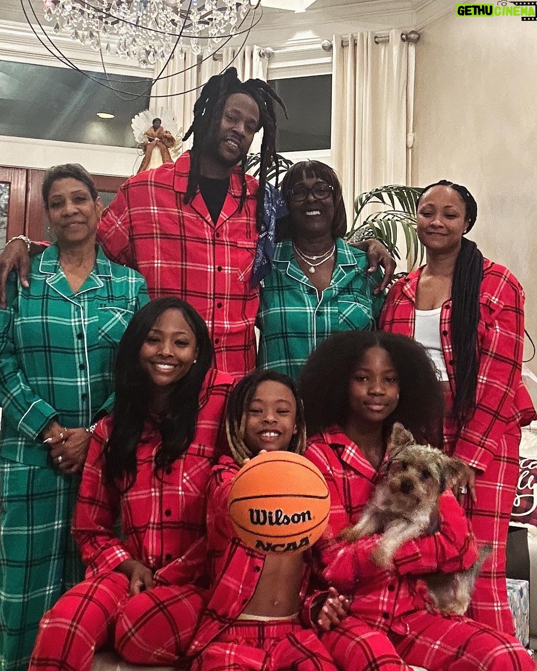 2 Chainz - 166.7K Likes - HAPPY HOLIDAYS