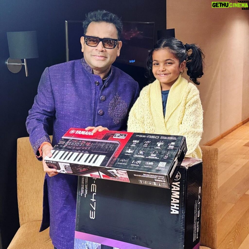 A. R. Rahman Instagram - Little Meher jain got her keyboards finally…. her stunning questions and requests enthralled us in amazement 🧡 New Delhi