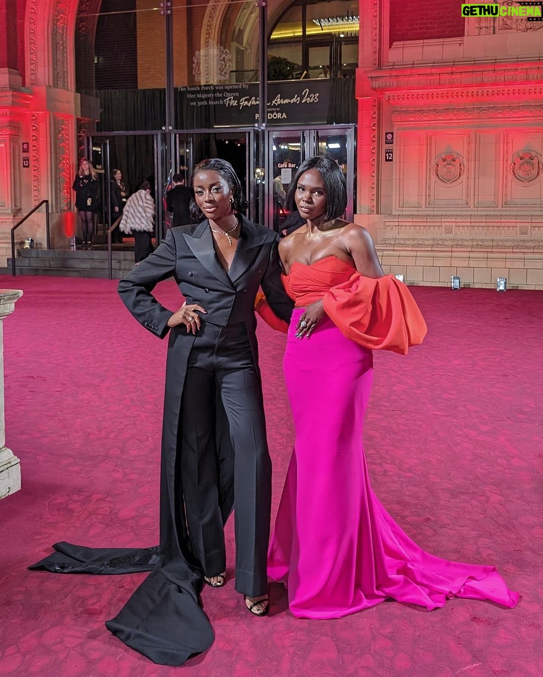 AJ Odudu Instagram - Pringles, fake candles… fashion darlings 🕯️💃🏿✨ Royal Albert Hall