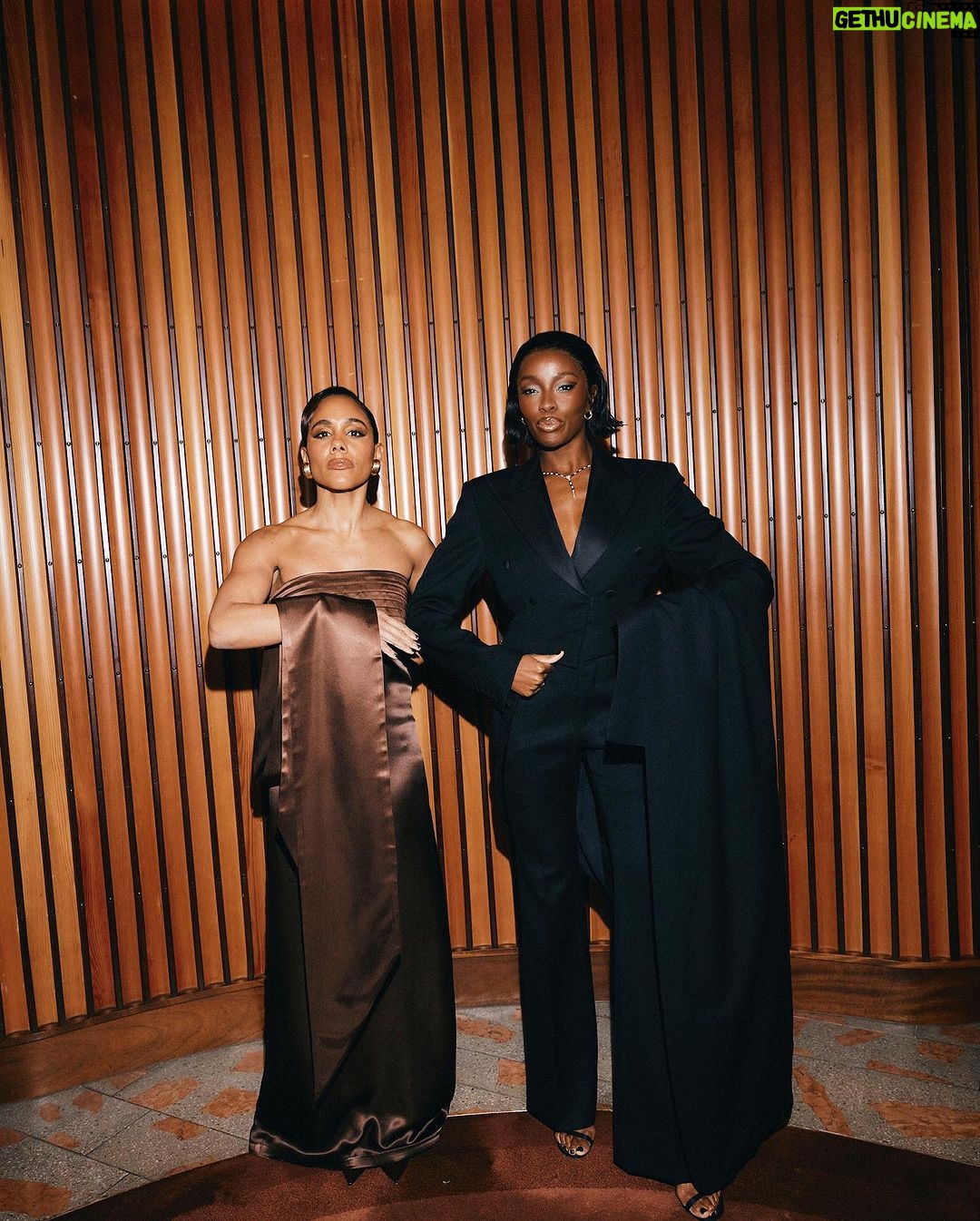 AJ Odudu Instagram - Pringles, fake candles… fashion darlings 🕯️💃🏿✨ Royal Albert Hall