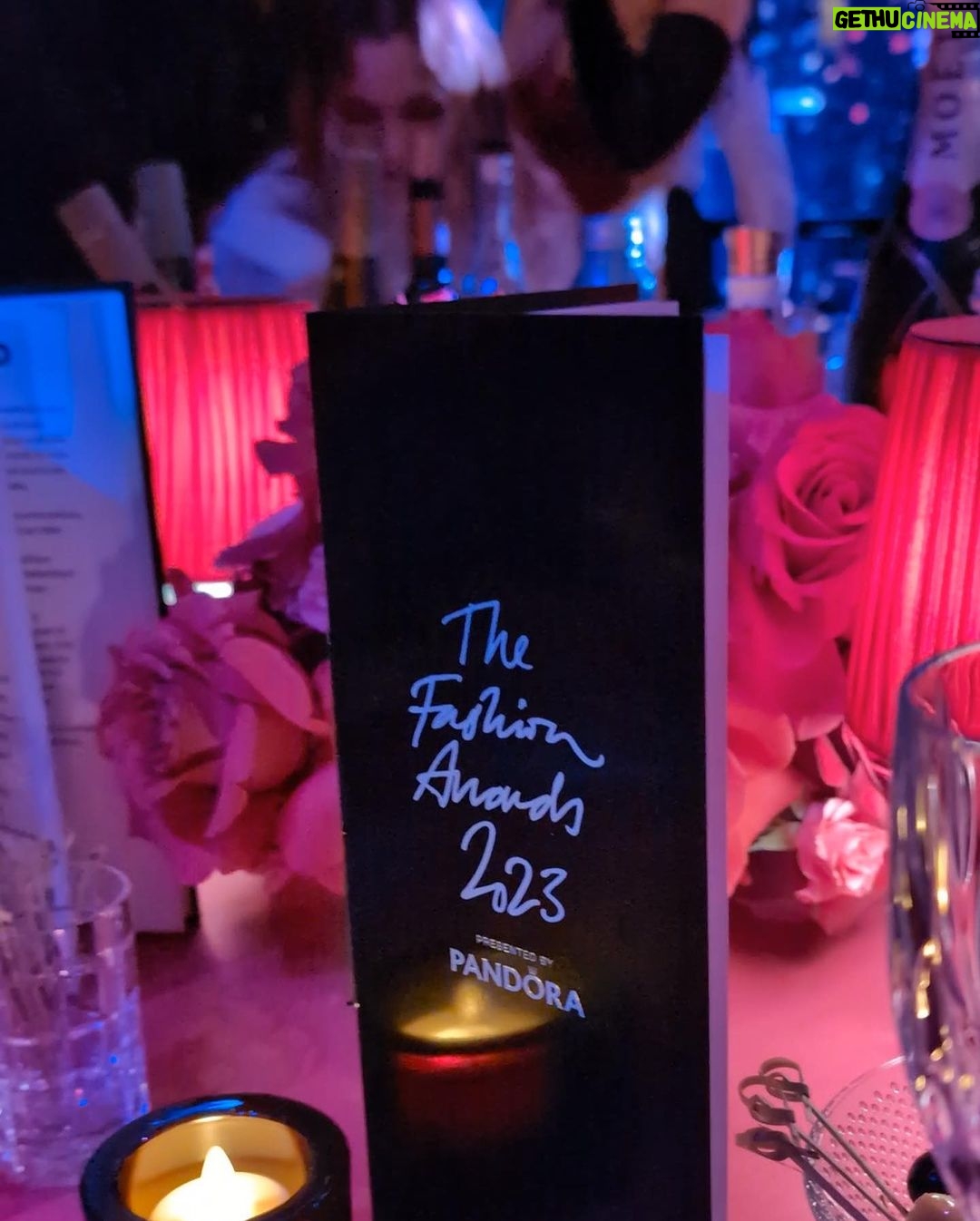 AJ Odudu Instagram - Pringles, fake candles… fashion darlings 🕯️💃🏿✨ Royal Albert Hall