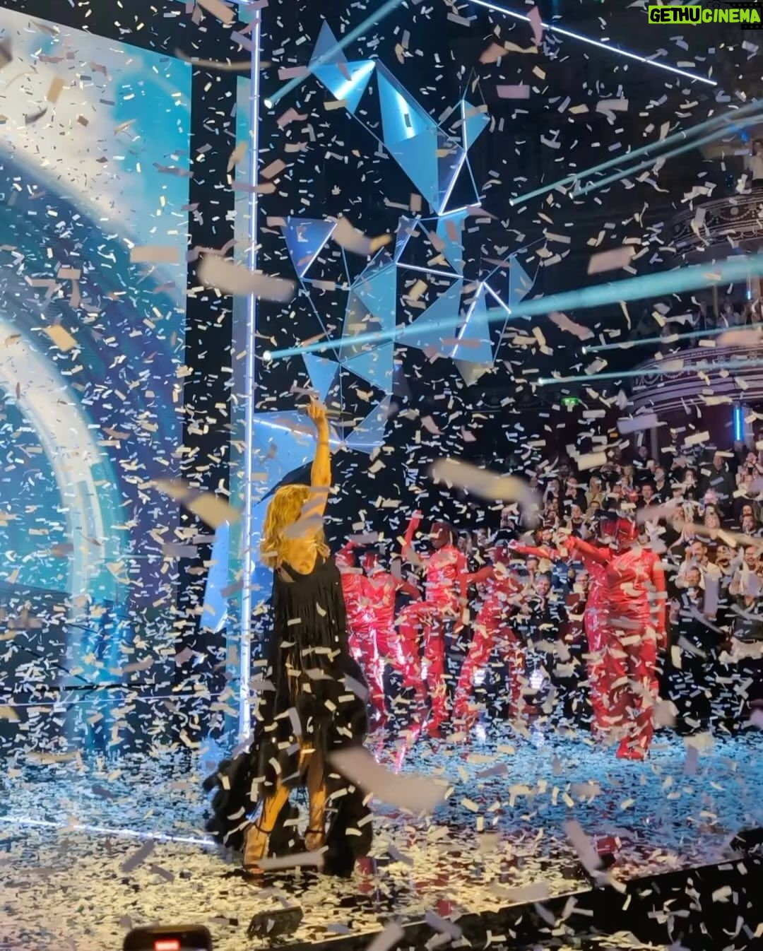 AJ Odudu Instagram - We came, we saw, we locomotioned! β¨ Lapping up @kylieminogue with Alison Hammond and a whole host of gems was truly, wow wow wow wow! ππΏπ. Royal Albert Hall
