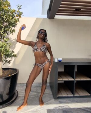 AJ Odudu Instagram - Hola! 💛 I’m lucky to have dodged a few wintery weeks, but to keep my skin hydrated when I return to the cold UK I’ll be covering myself in the new Delícia Drench Body Butter from @SoldeJaneiro 🌴💛

It locks in moisture for 24-hours and even nourishes our skin’s microbiome, giving that all-over sunshine glow whether we’re home or away. 😎🏡

It smells AMAZING and even has a brand new Cheirosa 59 Perfume Mist to match, giving the sweet scent of a holiday in a bottle. Love it! 💜 #ad