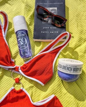 AJ Odudu Instagram - Hola! 💛 I’m lucky to have dodged a few wintery weeks, but to keep my skin hydrated when I return to the cold UK I’ll be covering myself in the new Delícia Drench Body Butter from @SoldeJaneiro 🌴💛

It locks in moisture for 24-hours and even nourishes our skin’s microbiome, giving that all-over sunshine glow whether we’re home or away. 😎🏡

It smells AMAZING and even has a brand new Cheirosa 59 Perfume Mist to match, giving the sweet scent of a holiday in a bottle. Love it! 💜 #ad