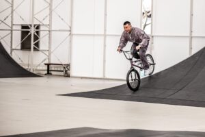 ANARCHY Instagram - @rimbmx 🥇

@redbulljapan
@55naoking

レッドブル・アスリートでBMXフリースタイル・パーク世界王者の称号を持つ中村輪夢の為に書き下ろした
応援ソング
ANARCHY「HIGH AIR」
中村輪夢は昨年、左足かかとを骨折。いくつかの世界大会を控えて大きな期待が寄せられるなか、 初めて大きな挫折を味わい、肉体的にも精神的にも苦しい困難に直面した。ANARCHYにとって中村輪夢は同郷・京都出身の後輩。そんな中村輪夢の為に描き下ろした応援歌!