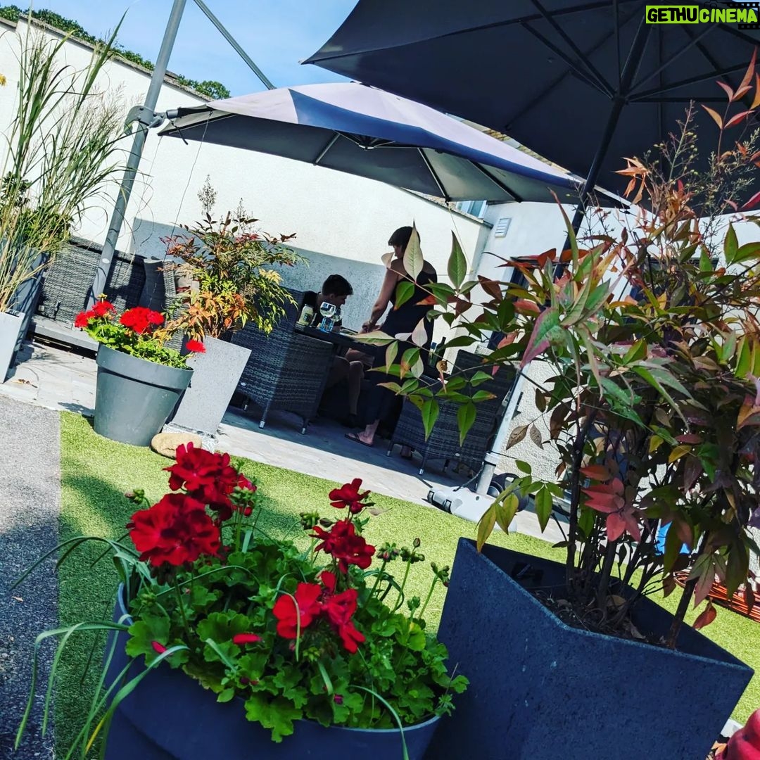 Aaron Crow Instagram - Enjoying summer @home #goodtimes #itsaaroncrow #aaroncrow