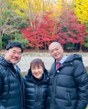 Abareru-kun Instagram - 北斗さん健介さんご夫妻と伊勢神宮へ‼︎
そして、私にサバイバルの知識や技術をいつも伝授してくれる大師匠の1人🏕️🗡️伊勢の大先輩四方谷さんにもバッタリ会うことが出来た‼︎
不思議な力を感じざるを得ませんでした。