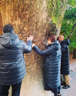 Abareru-kun Instagram - 北斗さん健介さんご夫妻と伊勢神宮へ‼︎
そして、私にサバイバルの知識や技術をいつも伝授してくれる大師匠の1人🏕️🗡️伊勢の大先輩四方谷さんにもバッタリ会うことが出来た‼︎
不思議な力を感じざるを得ませんでした。