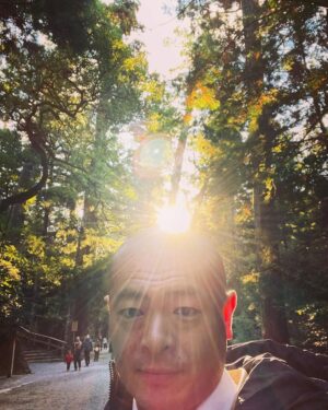 Abareru-kun Instagram - 北斗さん健介さんご夫妻と伊勢神宮へ‼︎
そして、私にサバイバルの知識や技術をいつも伝授してくれる大師匠の1人🏕️🗡️伊勢の大先輩四方谷さんにもバッタリ会うことが出来た‼︎
不思議な力を感じざるを得ませんでした。