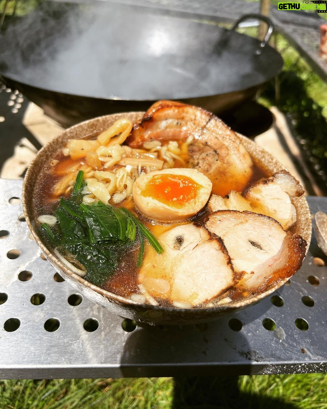 Abareru-kun Instagram - 世界遺産富士山の目の前でどんぶりラーメン🍜マグカップラーメンとはんごうの蓋ラーメンも見た目がなんか良かったです‼️😋✨