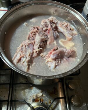Abareru-kun Instagram - 山でラーメン。特別ゲストはトヴァ。トヴァとアヴァ。