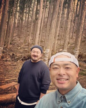 Abareru-kun Instagram - 山でラーメン。特別ゲストはトヴァ。トヴァとアヴァ。