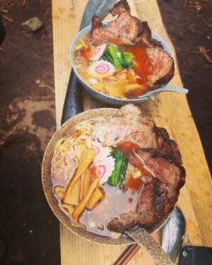 Abareru-kun Instagram - 山でラーメン。特別ゲストはトヴァ。トヴァとアヴァ。