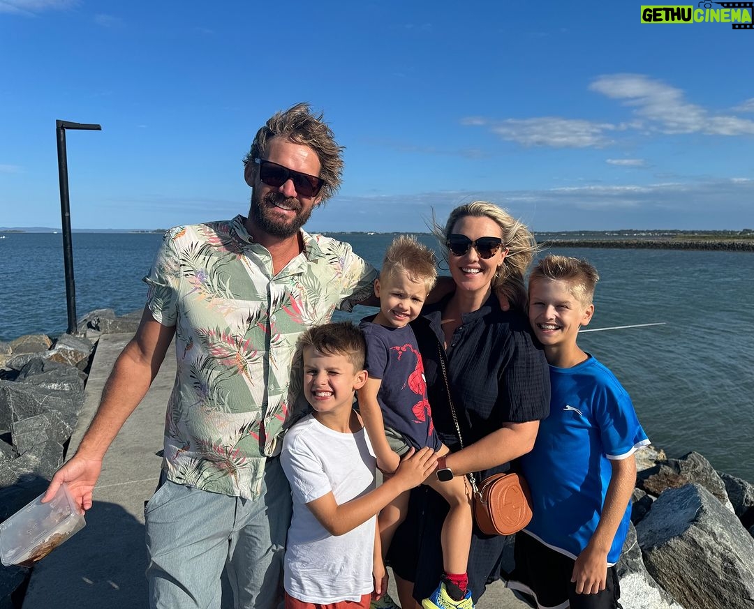 Abby Coleman Instagram - All I wanted was one family photo after lunch and there’s Scotty holding his meat! 😝 #nofoodisleftbehind Manly, Queensland