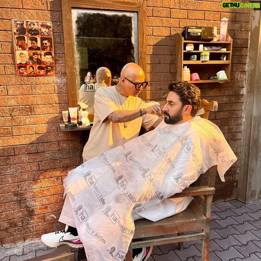 Abhishek Bachchan Instagram - Step Back in Time and Unleash Your Glam!" 💈💇 . Abhishek Bachchan 💥💇😍 @bachchan @aalimhakim . #abhishekbachchan #bachchan #aalimhakim #hakimsaalim #haircut #barbershop #barbering #snip