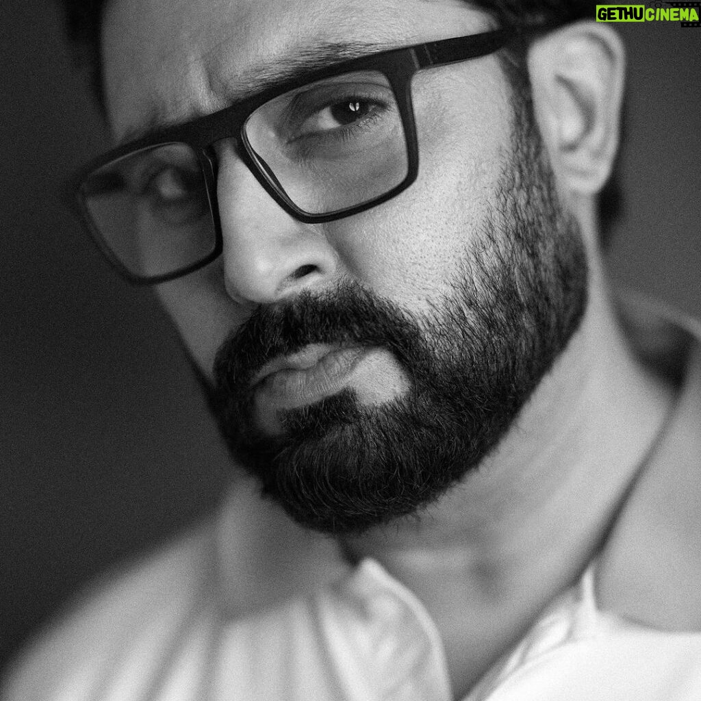 Abhishek Bachchan Instagram - #PostPackUpShot with my favourite @bachchan… With or without glasses?! Anyways too cool!