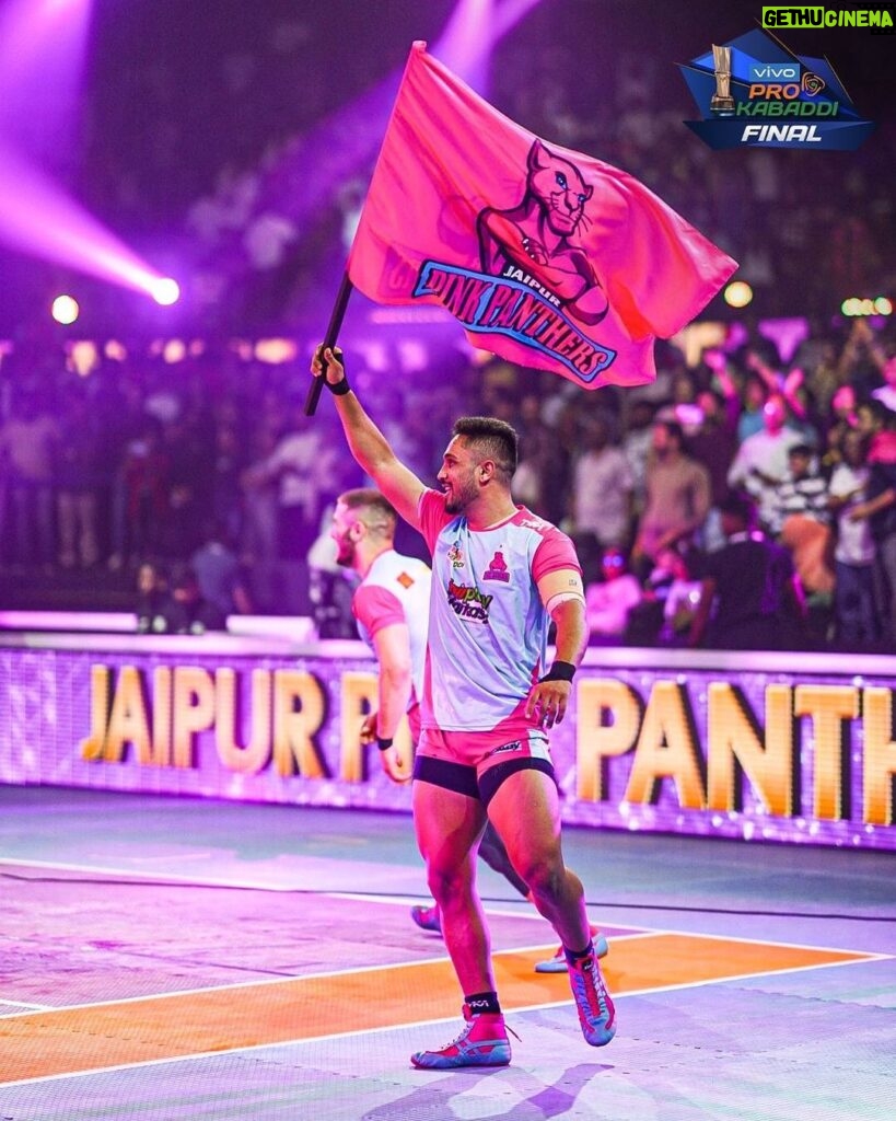 Abhishek Bachchan Instagram - Keeping the flag flying high!!! Captain of the @jaipur_pinkpanthers , @sunil2017malik #topcats #jaipurpinkpanthers @prokabaddi #champions India