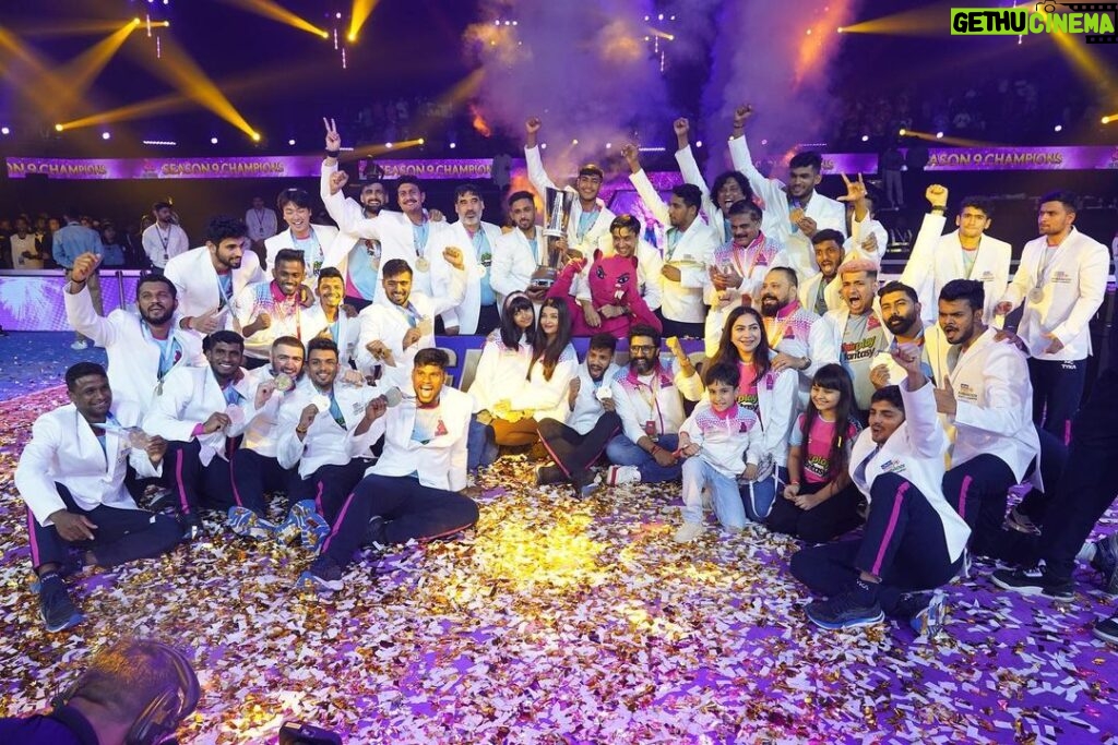 Abhishek Bachchan Instagram - So proud of this team. They’ve quietly worked towards this cup. Despite criticism they kept believing and working. Everybody wrote them off…. But they had confidence in themselves. That’s the way to do it!!! 💪🏽 it’s taken us 9 years to win this cup again. And I’m so happy with this team. Teamwork, hard work and silent determination…. The @jaipur_pinkpanthers way! #RoarForPanthers #TopCats #ProKabaddi #ProKabaddiLeague