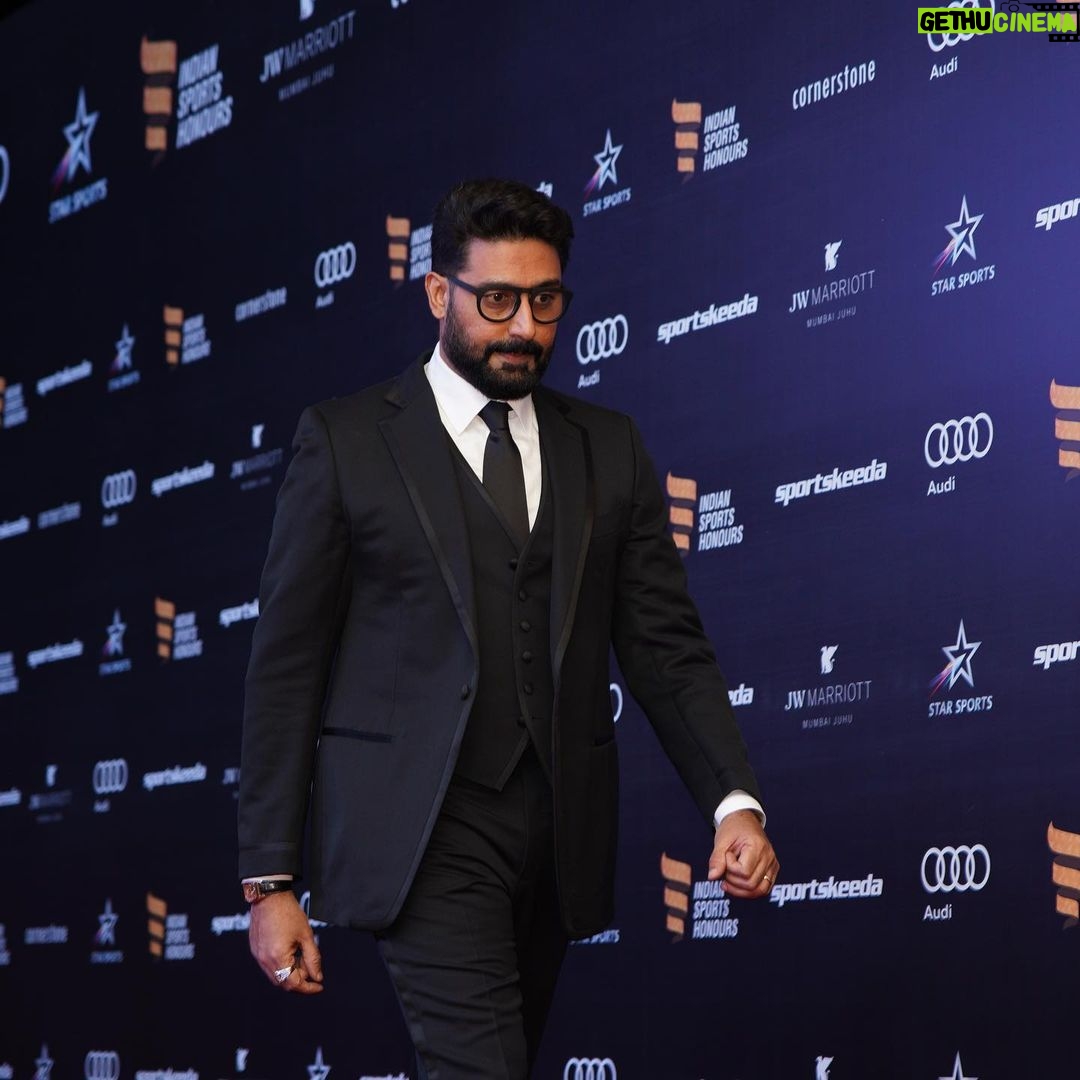 Abhishek Bachchan Instagram - Thank you @indiansportshonours and @virat.kohli for such a wonderful night last night. My team the @jaipur_pinkpanthers won “Club of the year”!!! Such a proud moment for me. Humbling. Emotional. It’s been one of the most fulfilling journeys for me to be part of the Kabaddi family. The @prokabaddi league has been around for 9 seasons and the Pink Panthers have been Champions in the inaugural season ( the 1st ever PKL champions) and also the current reigning champions!! This award is a recognition and result of the immense hard work of the players and coaching staff. It’s all due to them. Also to my pillars of support in running the team @walia_bunty , Ramesh Pulapaka and Rajesh Yadav. None of this would have been possible without any of the above mentioned people. Lastly, for a Kabaddi team winning “Club of the year” when nominated with great teams in Cricket and Football goes to show the popularity of “our sport”. Wow!! Again, my gratitude to my players and the coaches. Now we need to work even harder to try and remain the Champs. Mumbai, Maharashtra