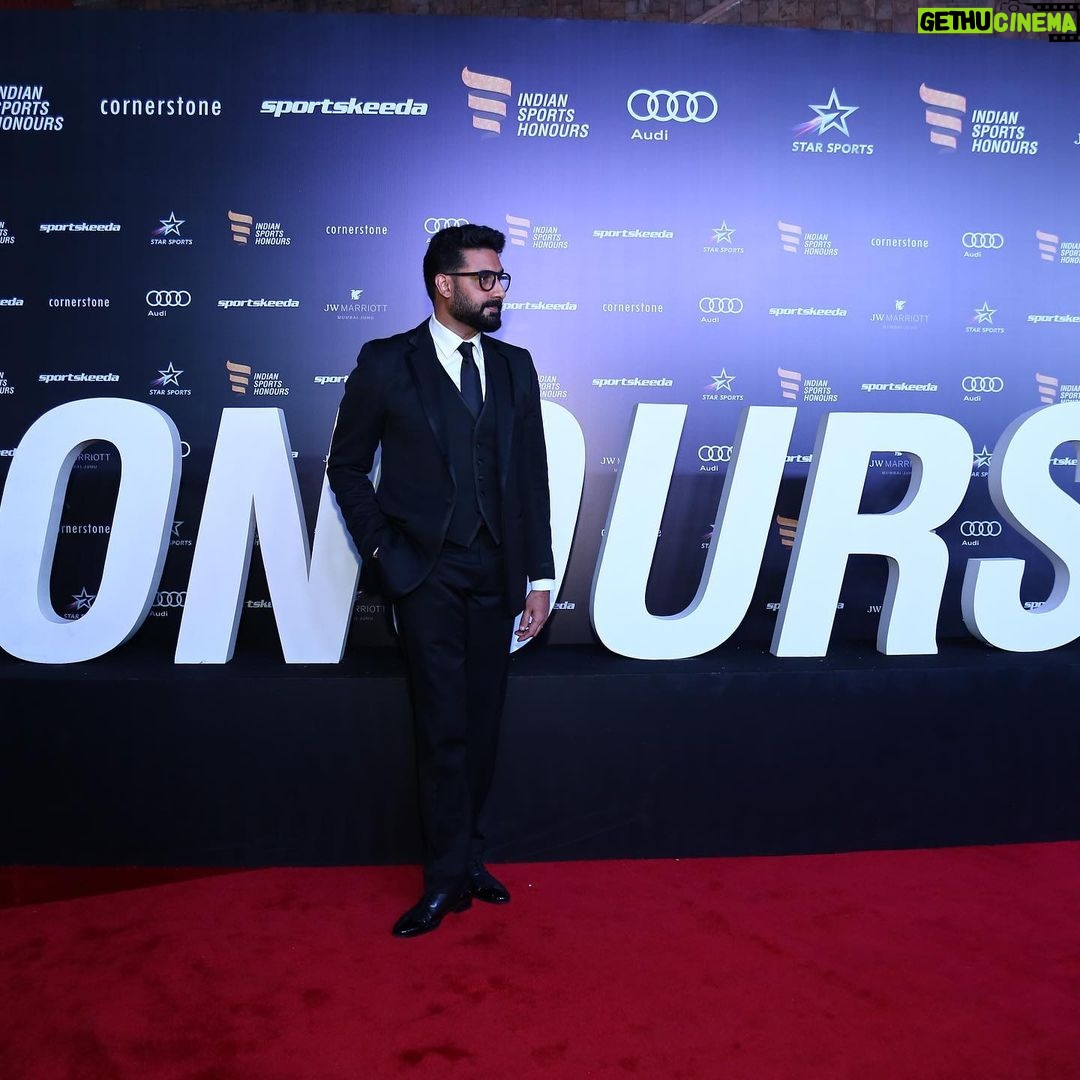 Abhishek Bachchan Instagram - Thank you @indiansportshonours and @virat.kohli for such a wonderful night last night. My team the @jaipur_pinkpanthers won “Club of the year”!!! Such a proud moment for me. Humbling. Emotional. It’s been one of the most fulfilling journeys for me to be part of the Kabaddi family. The @prokabaddi league has been around for 9 seasons and the Pink Panthers have been Champions in the inaugural season ( the 1st ever PKL champions) and also the current reigning champions!! This award is a recognition and result of the immense hard work of the players and coaching staff. It’s all due to them. Also to my pillars of support in running the team @walia_bunty , Ramesh Pulapaka and Rajesh Yadav. None of this would have been possible without any of the above mentioned people. Lastly, for a Kabaddi team winning “Club of the year” when nominated with great teams in Cricket and Football goes to show the popularity of “our sport”. Wow!! Again, my gratitude to my players and the coaches. Now we need to work even harder to try and remain the Champs. Mumbai, Maharashtra