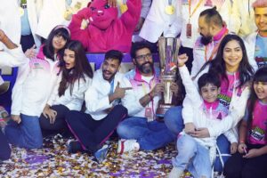 Abhishek Bachchan Instagram - So proud of this team. They’ve quietly worked towards this cup. Despite criticism they kept believing and working. Everybody wrote them off…. But they had confidence in themselves. That’s the way to do it!!! 💪🏽 it’s taken us 9 years to win this cup again. And I’m so happy with this team. Teamwork, hard work and silent determination…. The @jaipur_pinkpanthers way! 

#RoarForPanthers #TopCats #ProKabaddi #ProKabaddiLeague