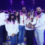 Abhishek Bachchan Instagram - So proud of this team. They’ve quietly worked towards this cup. Despite criticism they kept believing and working. Everybody wrote them off…. But they had confidence in themselves. That’s the way to do it!!! 💪🏽 it’s taken us 9 years to win this cup again. And I’m so happy with this team. Teamwork, hard work and silent determination…. The @jaipur_pinkpanthers way! #RoarForPanthers #TopCats #ProKabaddi #ProKabaddiLeague